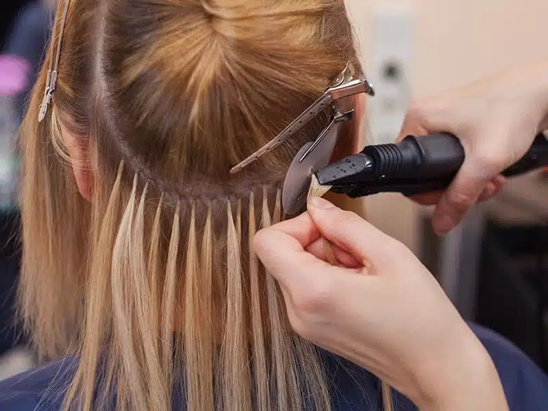 Les extensions adhésives la solution pour obtenir une longueur de cheveux rêvée