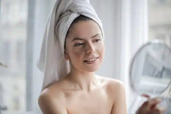une femme dans sa salle de bain
